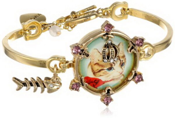 Bracelet with a medallion depicting a cat with purple crystals.