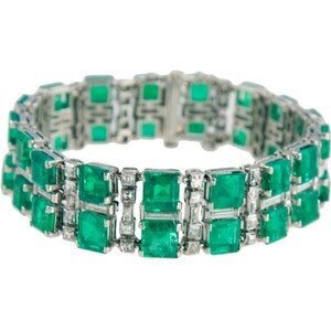 Bracelet with emeralds in a row.