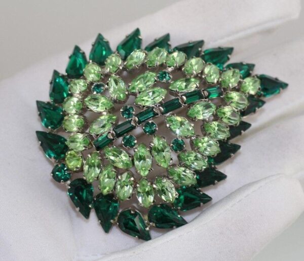 Brooch in the form of a leaf with green rhinestones.