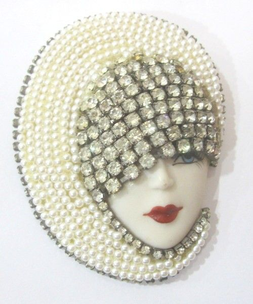 Brooch with pearls and rhinestones.
