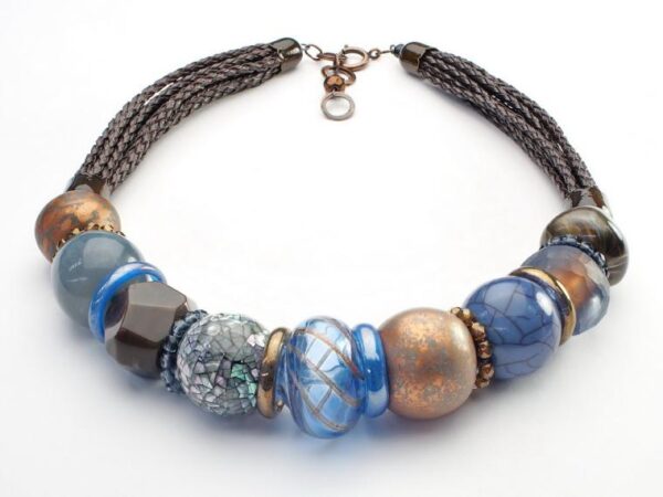 Choker made of leather, beads and rings.