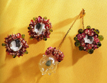 Clips and brooch with red glass beads in the form of flowers.