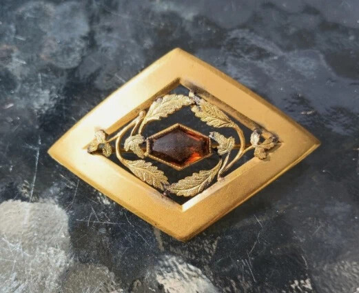 Diamond brooch with leaves and amber.