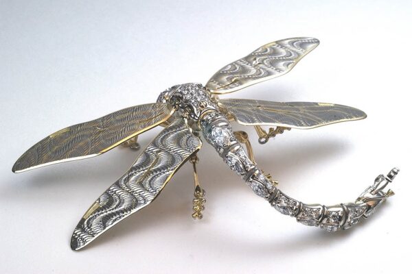 Dragonfly in white gold and diamonds.
