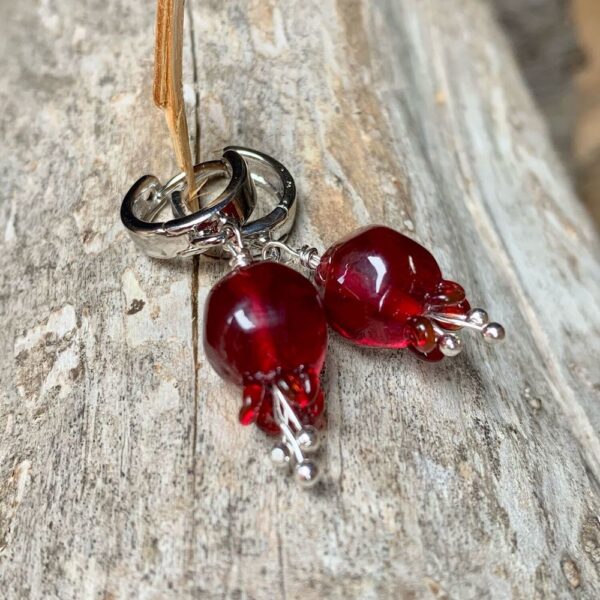 Earrings with garnet made of Murano glass, PROBLESK Glass Workshop by Alena Vorman.