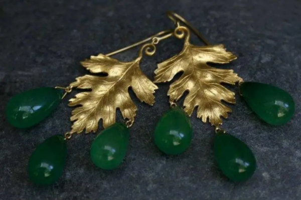 Earrings with jade and gold leaves.