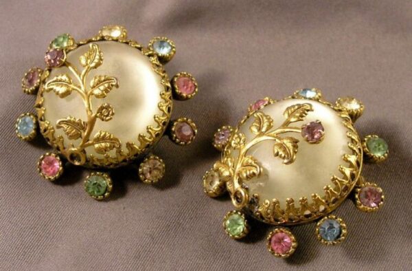 Earrings with moonstone.