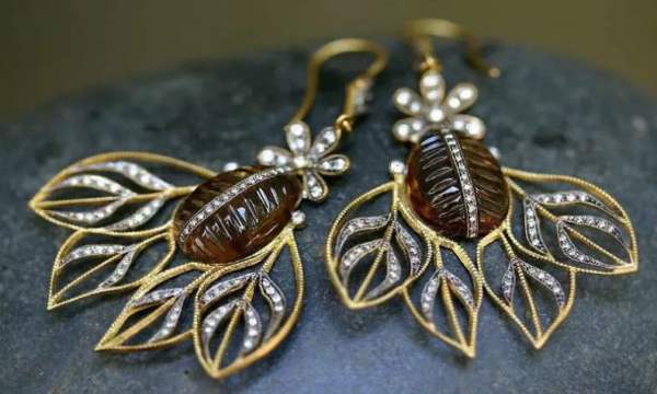 Earrings with stones with a plant motif.