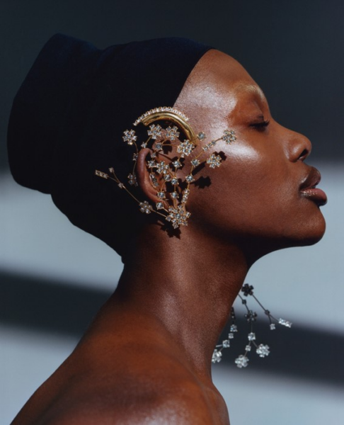 Flower branch earrings made of crystals and gold.