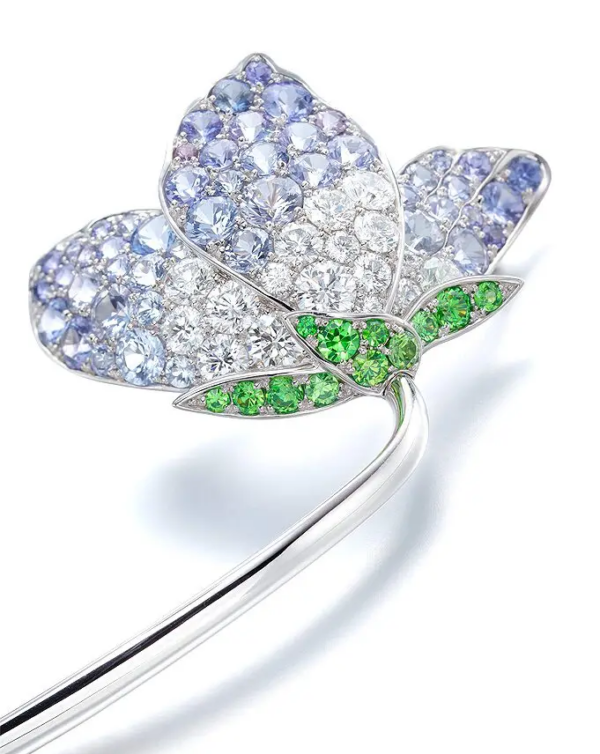 Flower brooch with rhinestones.