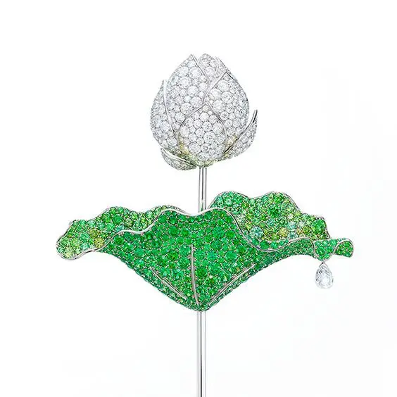 Flower brooch with tourmalines.