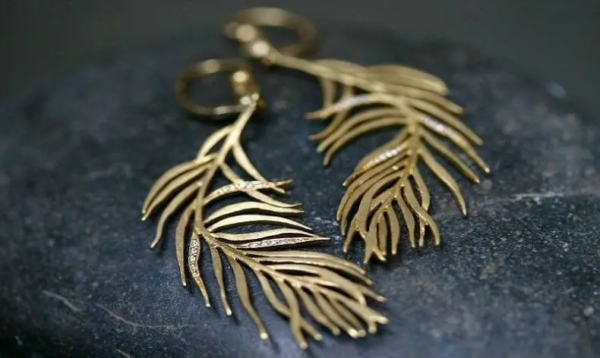 Gold earrings palm branches.