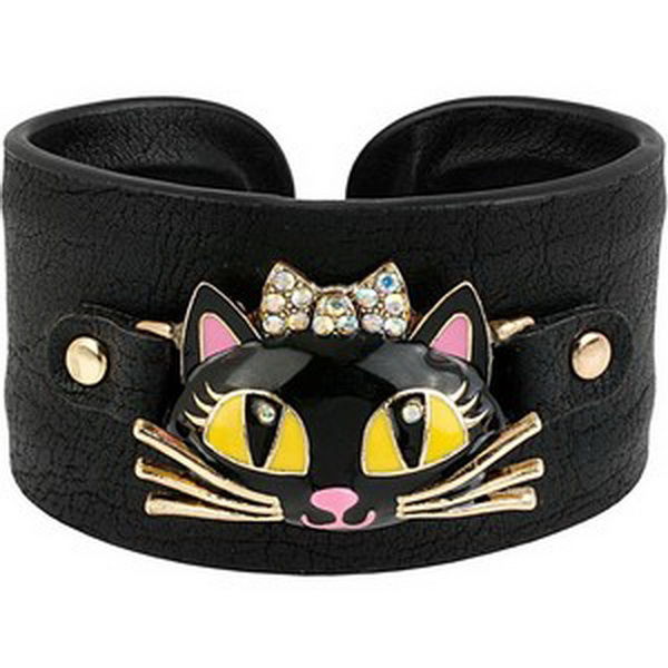 Leather bracelet with enamel depicting a cat.