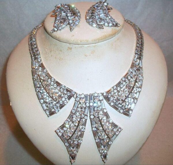 Necklace and earrings in the form of a bow made of Swarovski crystals. Necklace and earrings in the form of a bow made of Swarovski crystals.