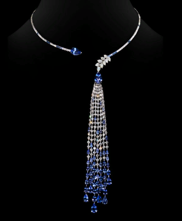 Necklace in 18kt white gold with 22.78ct tanzanites, 11.84ct round brilliant white diamonds and teardrop shaped white diamonds.