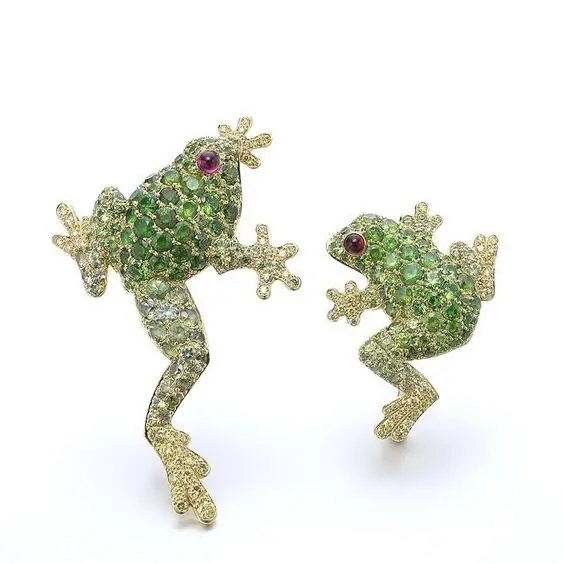 Pair of frog brooches.