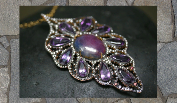 Ravenna pendant in gold (22 carats), with diamonds, amethysts and uncut sapphires.
