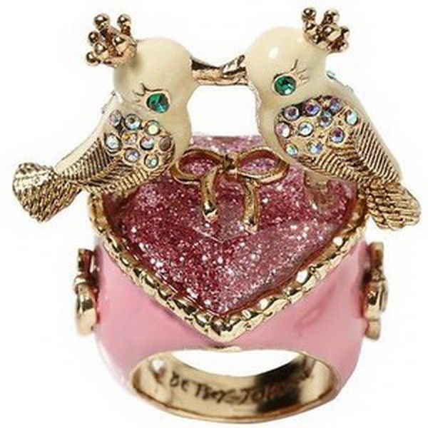 Ring with two enameled parrots from the country.