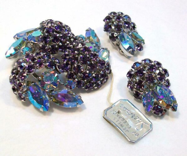 Set of jewelry earrings and brooch with rhinestones. Set of jewelry earrings and brooch with rhinestones.