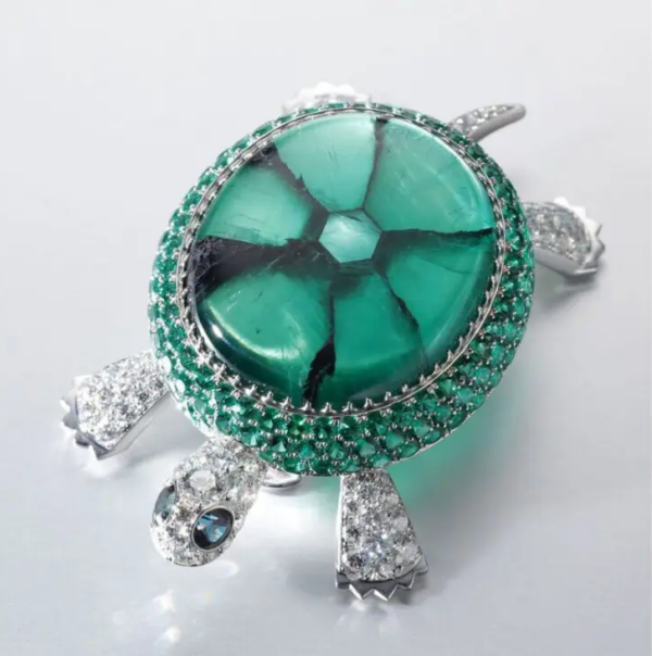 Turtle brooch made of clear diamonds to pink diamonds and green demantoid garnets.