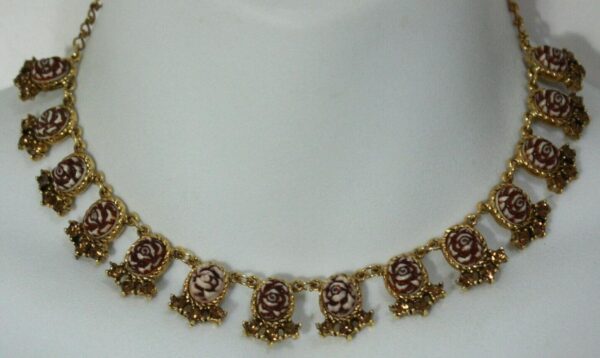Ceramic Flowers Rhinestones Gold Tone Elegant Necklace. Ceramic Flowers Rhinestones Gold Tone Elegant Necklace.
