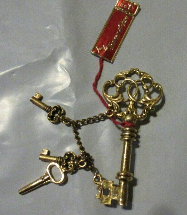 Vintage gold tone key brooch.